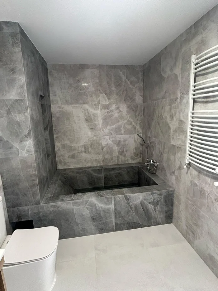 Baño reformado con piedra natural en Valencia