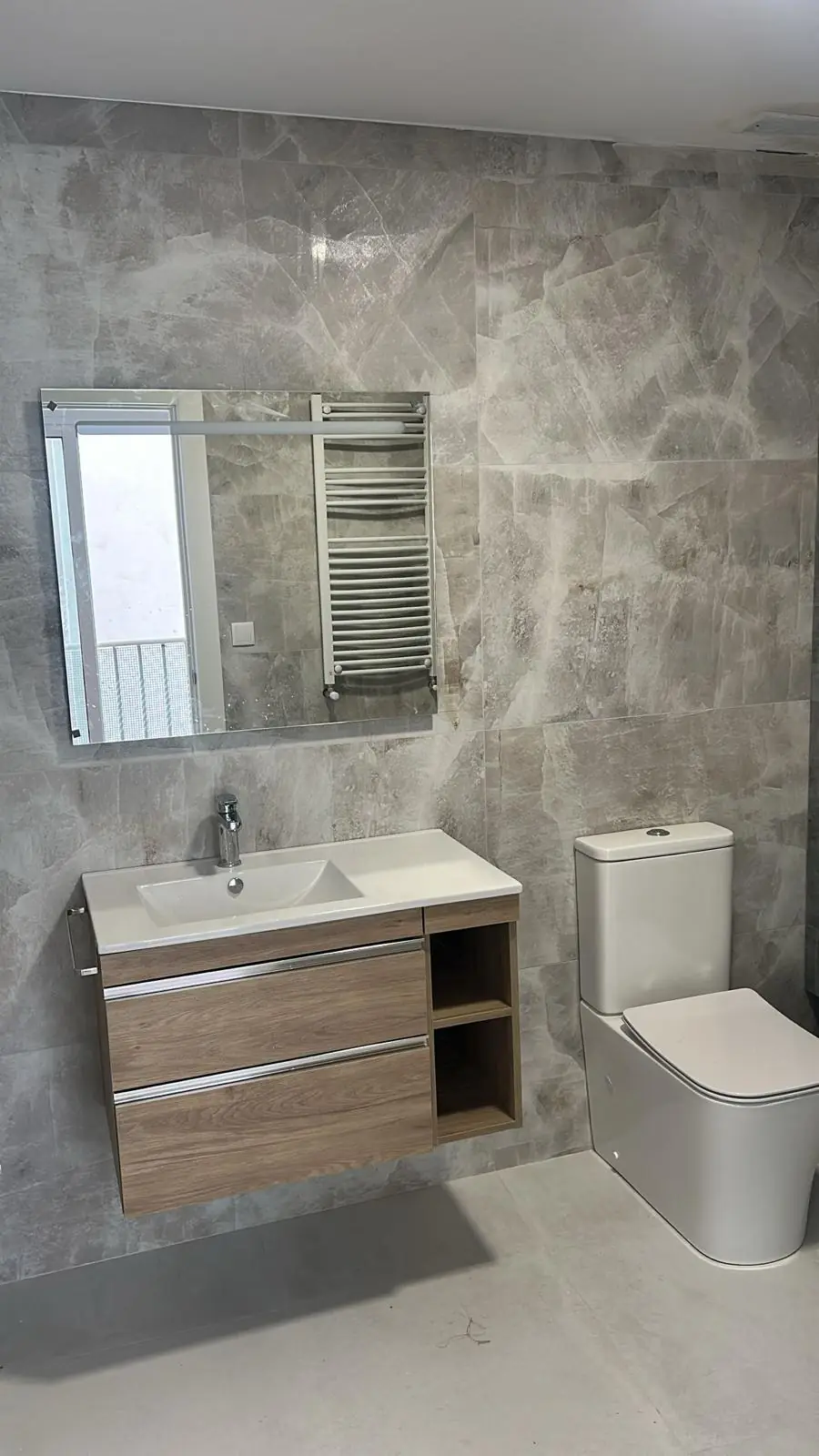 Baño reformado con revestimiento de piedra natural en Valencia