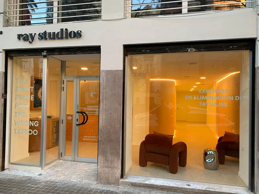Fachada de local comercial tras una rehabilitación en Valencia