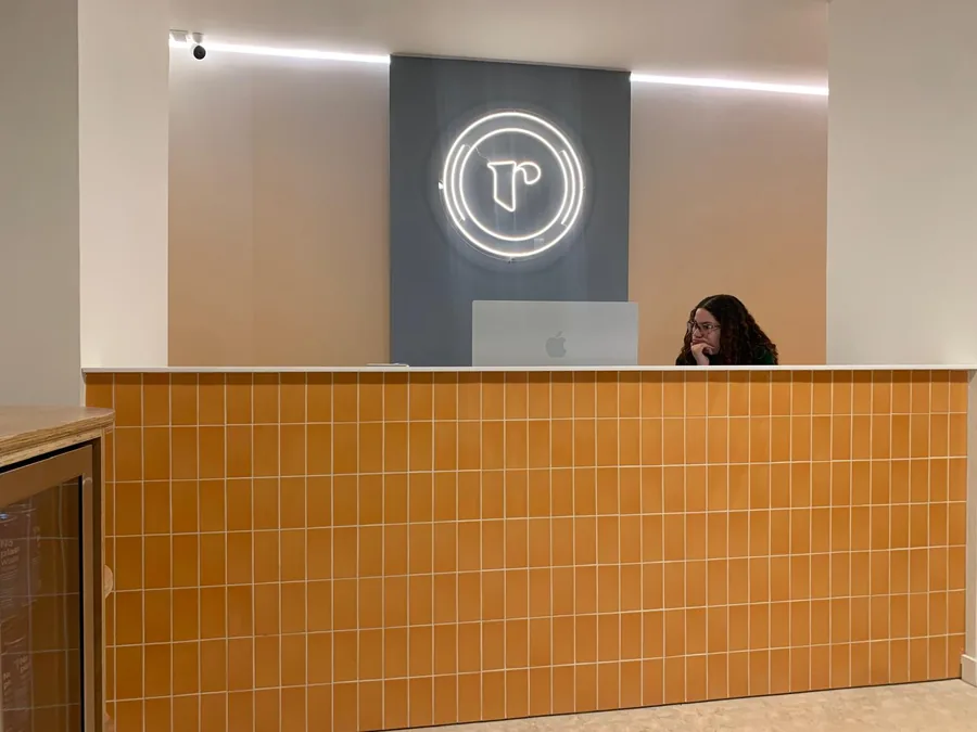 Recepción de un local comercial reformado en Valencia